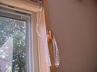 ロールカーテンのわき