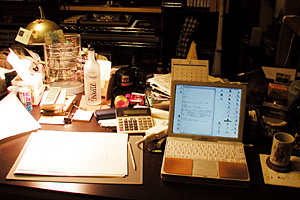 深夜は自宅の仕事場で・・・